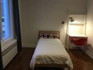 Chambre avec lit et bureau