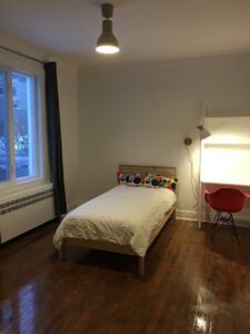 Chambre avec lit et bureau
