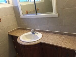 Salle de bain moderne avec lavabo rond dans chambre étudiante tout inclus