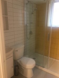Salle de bain moderne dans une chambre élégante et lumineuse