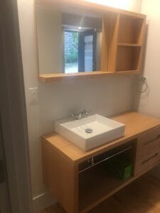 Salle de bain moderne avec lavabo en chambre éclairée