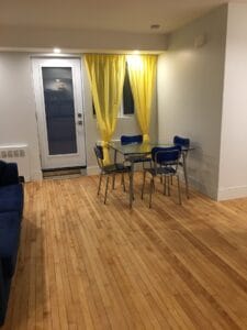 Intérieur de chambre moderne avec rideaux jaunes et sol en bois