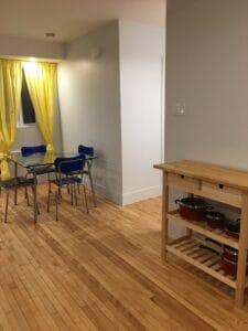 Salle à manger moderne avec parquet et rideaux jaunes chambre